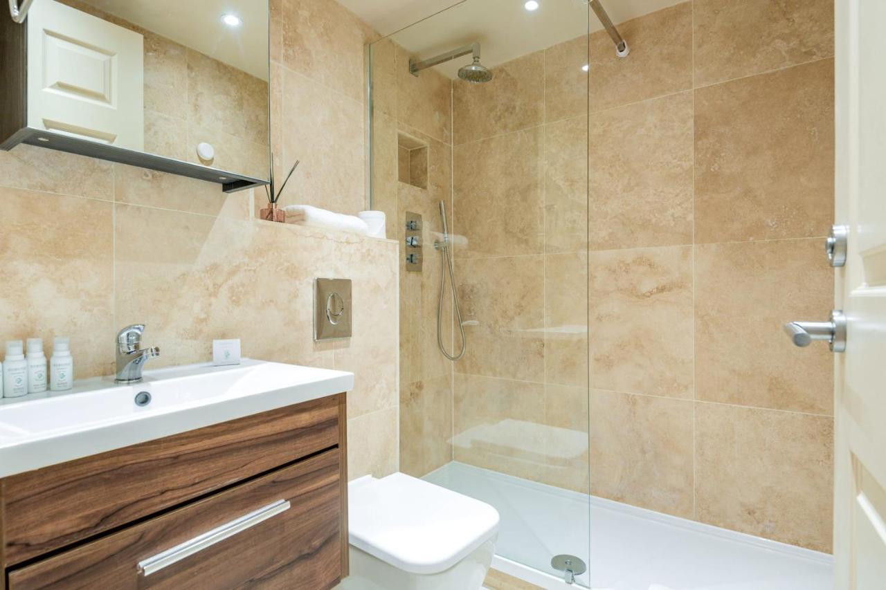 Stunning 3-bedroom In The Heart Of With Parking-hosted By Sweetstay Apartment London
