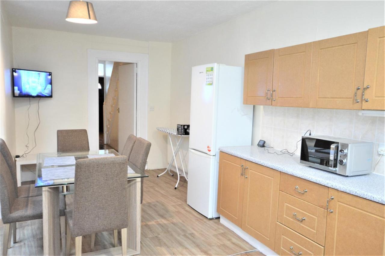 Cheerful 4 Bedroom House In Greater Ferienhaus *