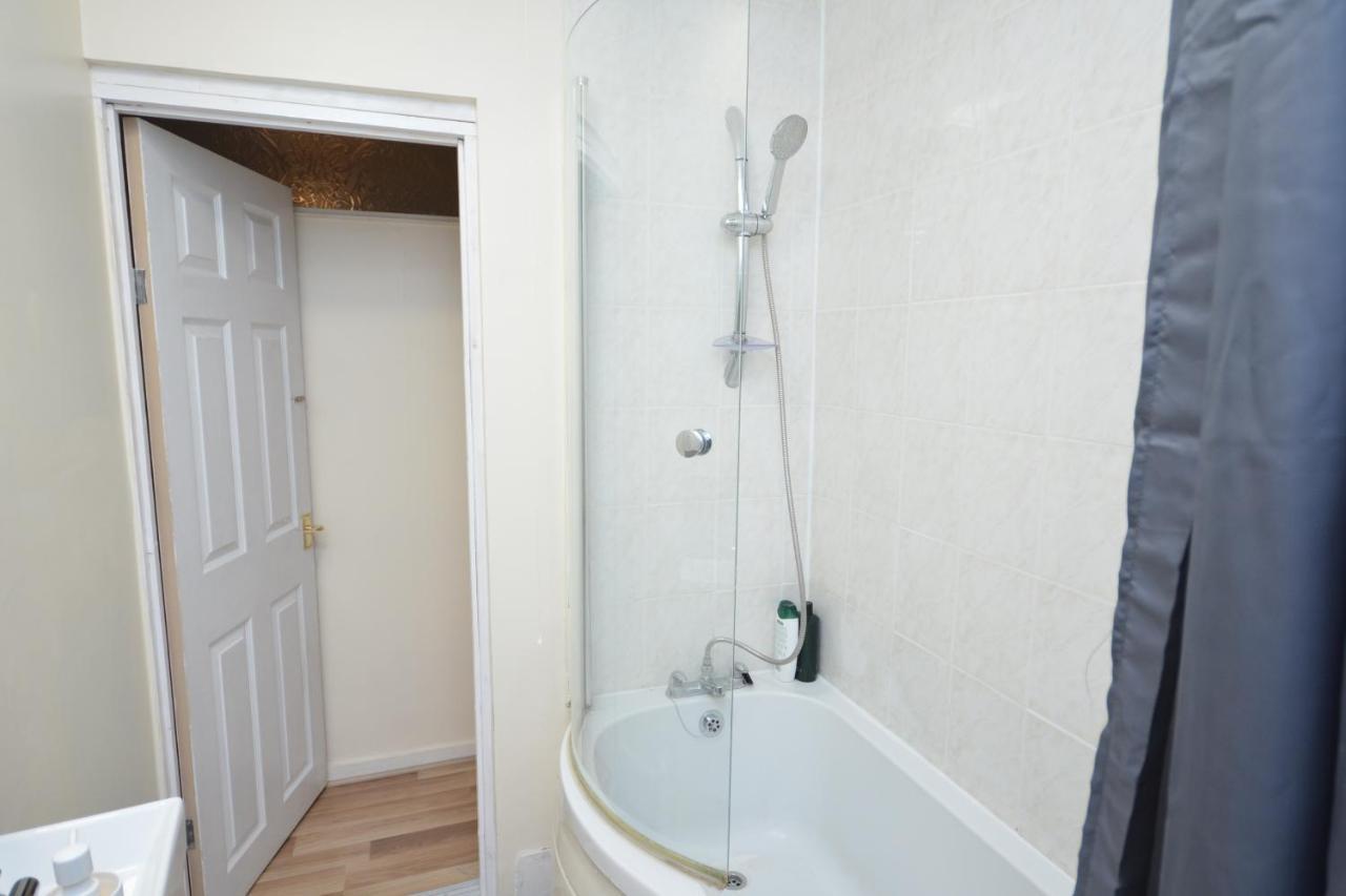 Cheerful 4 Bedroom House In Greater Ferienhaus *