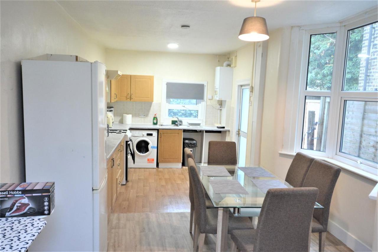 Cheerful 4 Bedroom House In Greater Ferienhaus London