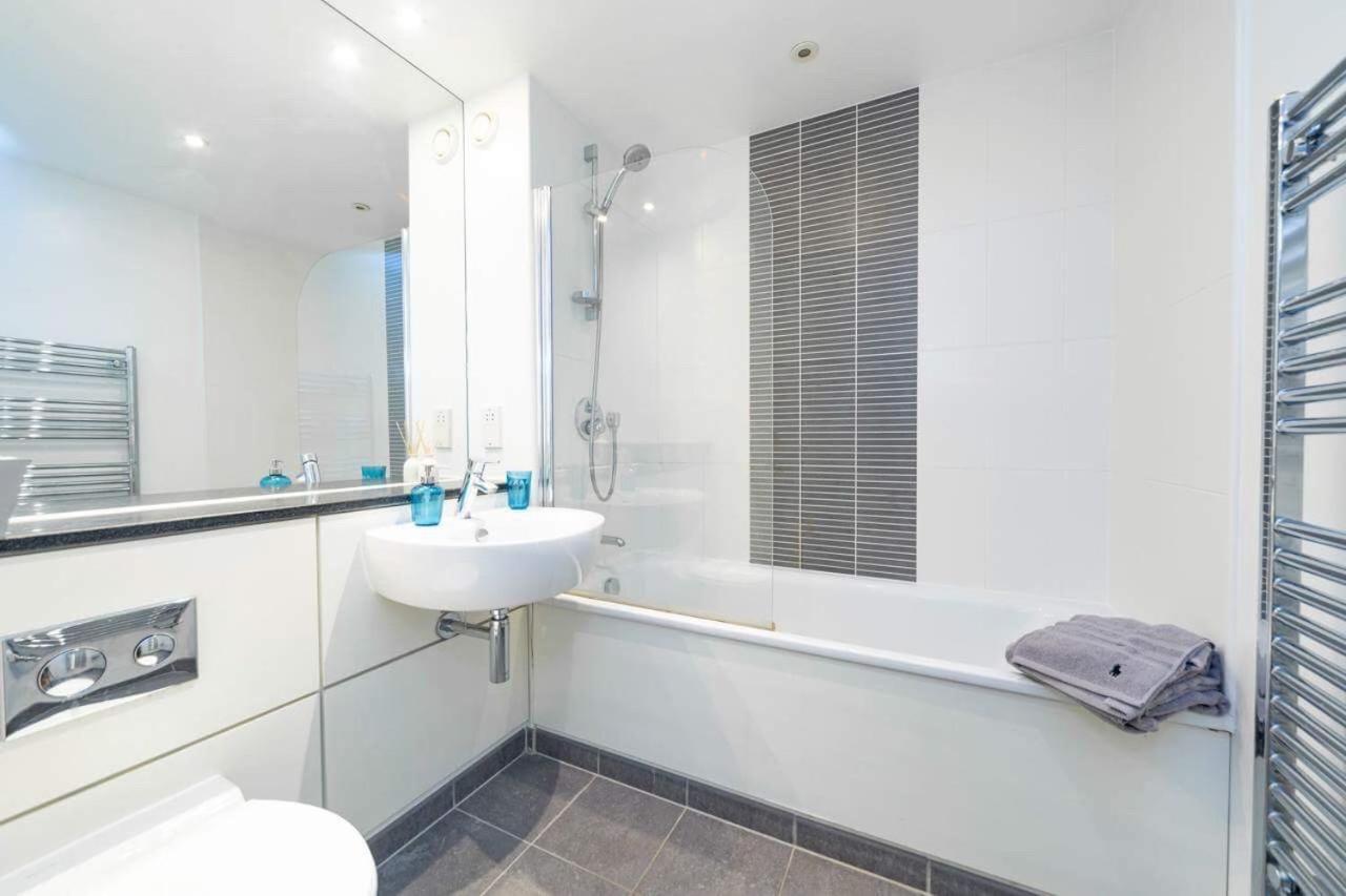 Stylish One Bedroom Close To The Of Apartment *