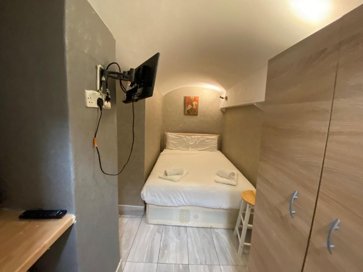 F24- Basement Studio Fits 2 Near Paddington