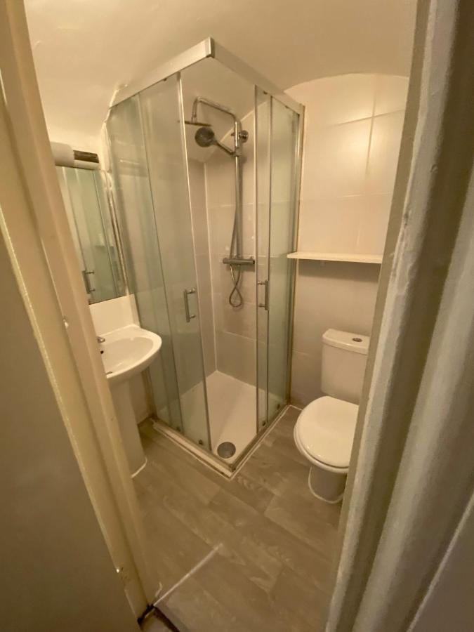 F24- Basement Studio Fits 2 Near Paddington *