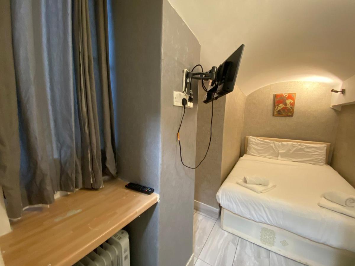 F24- Basement Studio Fits 2 Near Paddington *