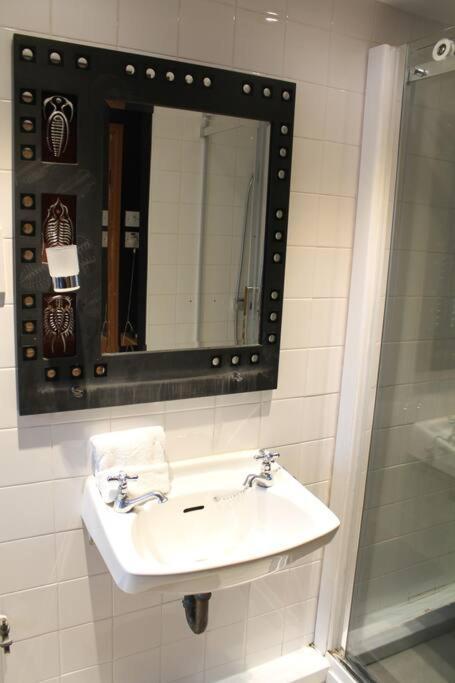Artistic And Soulful Carnaby Street Movie Pad Apartment *