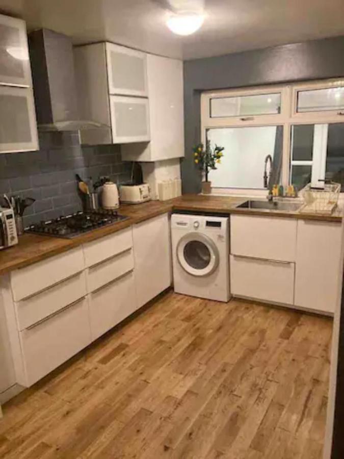Modern 5 Bedroom Family House - 18 Mins To Station Londen