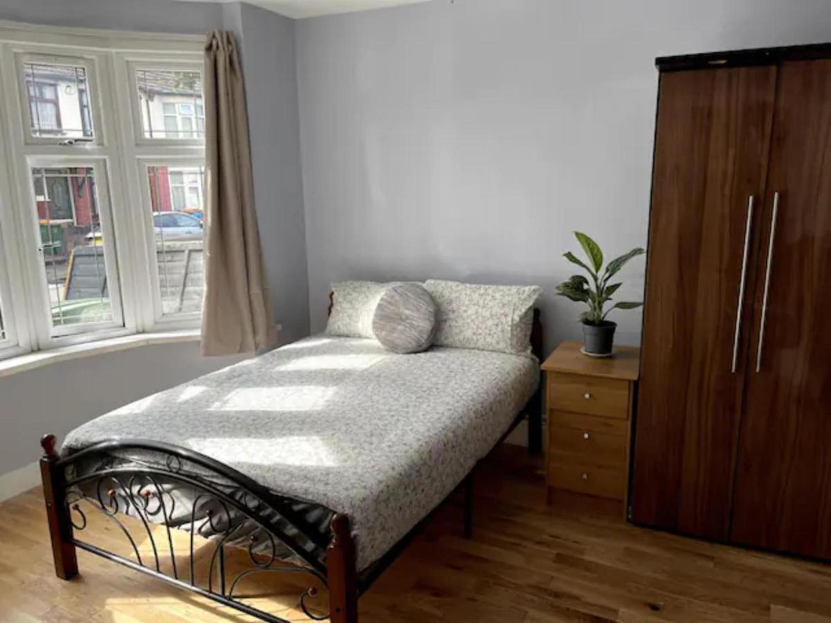 Modern 5 Bedroom Family House - 18 Mins To Station