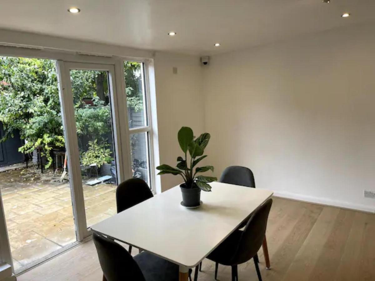 Vakantiehuis Modern 5 Bedroom Family House - 18 Mins To Station