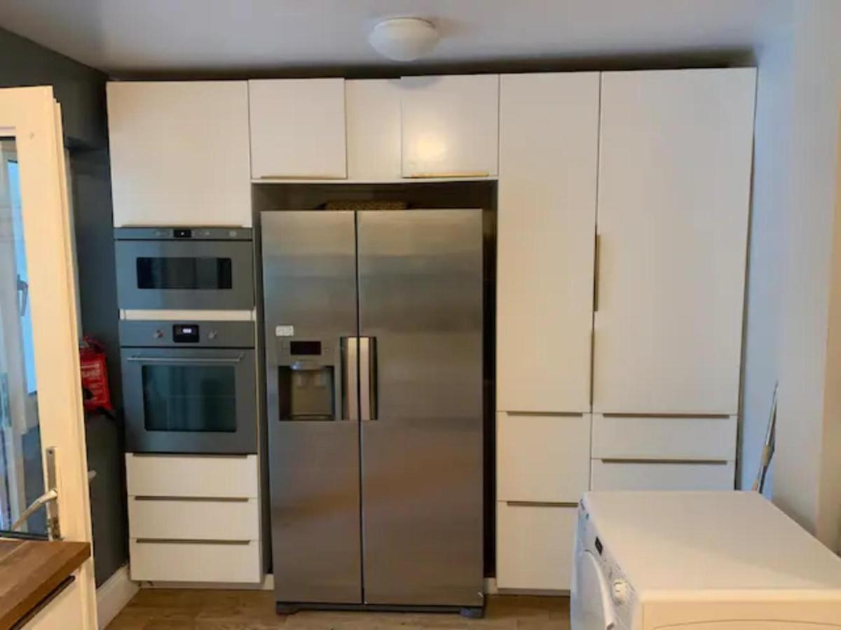 Modern 5 Bedroom Family House - 18 Mins To Station Vakantiehuis