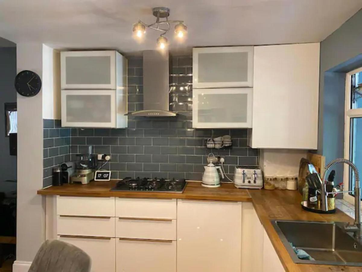Modern 5 Bedroom Family House - 18 Mins To Station Vakantiehuis *