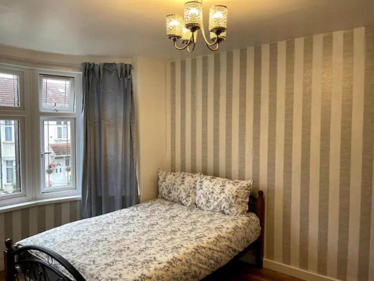 Modern 5 Bedroom Family House - 18 Mins To Station Londen