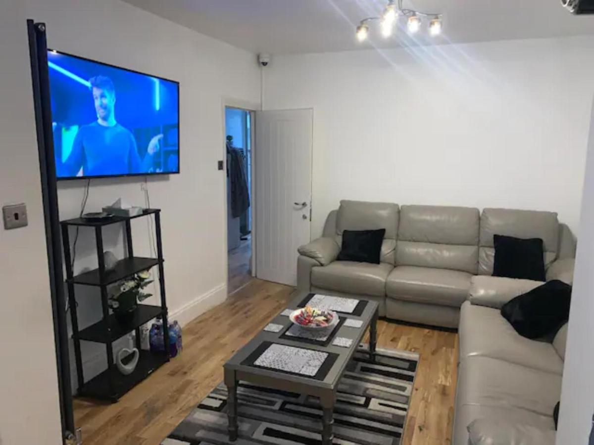Vakantiehuis Modern 5 Bedroom Family House - 18 Mins To Station