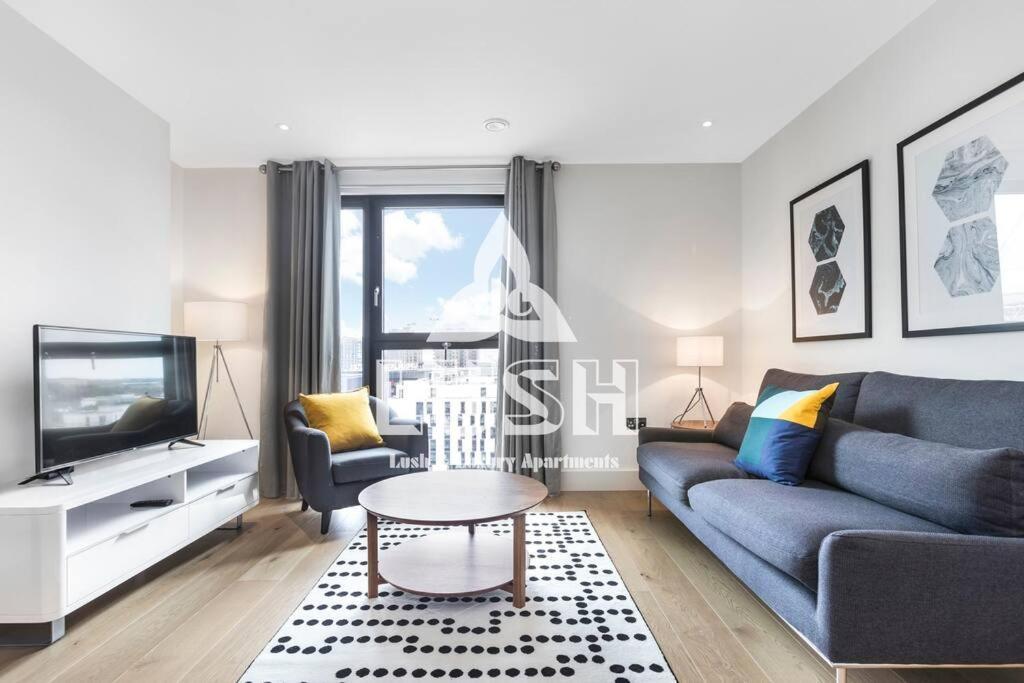 Modern, Stylish Penthouse Next To Wembley Stadium! Londen
