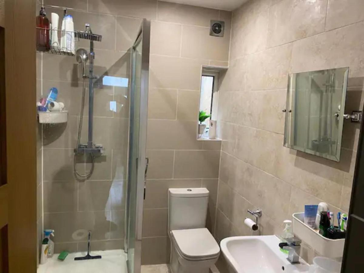 Vakantiehuis Modern 5 Bedroom Family House - 18 Mins To Station Londen