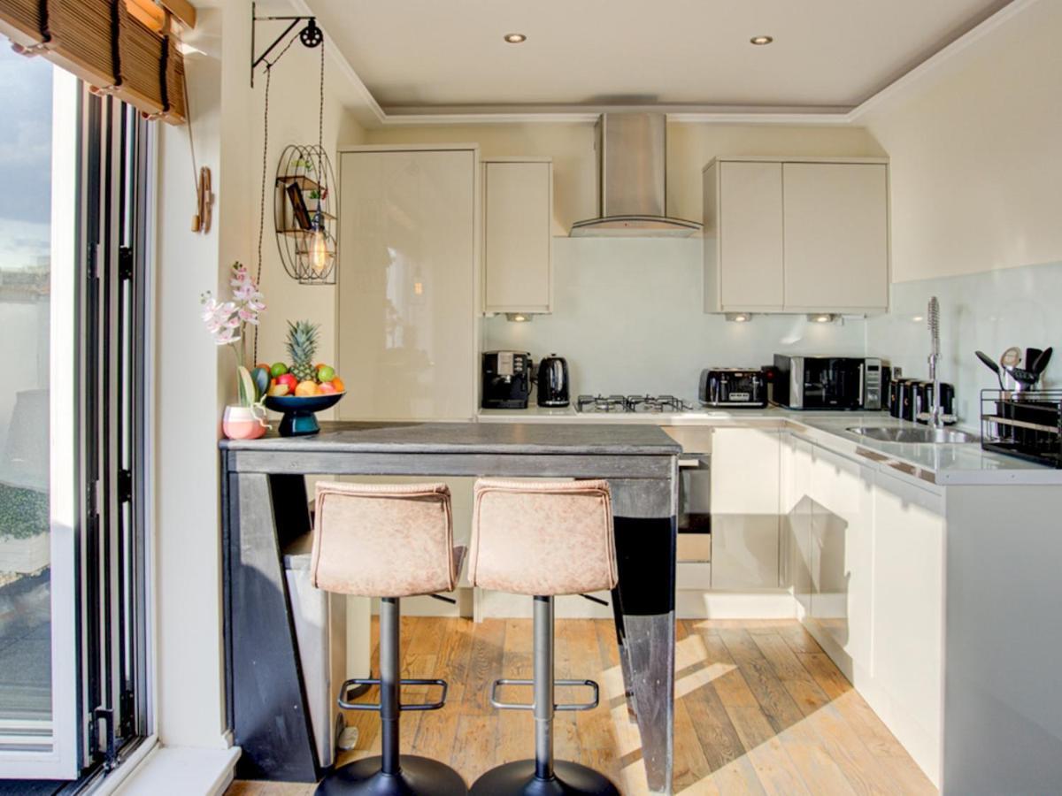 Pass The Keys Lovely 2-bedroom Flat With Balcony And Great Views Apartment