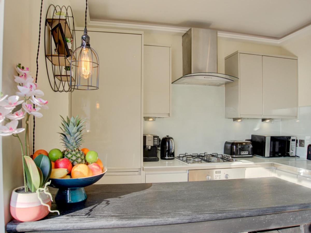 Pass The Keys Lovely 2-bedroom Flat With Balcony And Great Views Apartment London