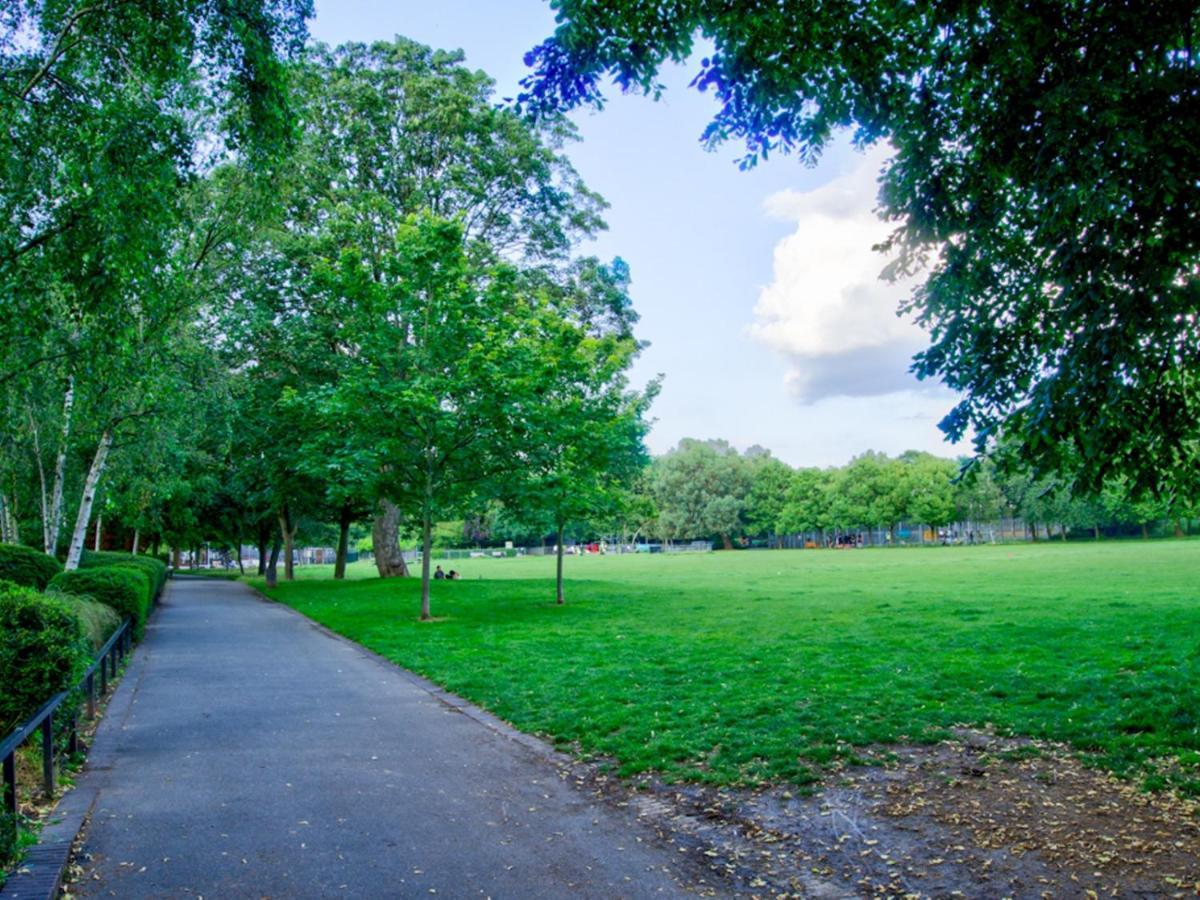 Pass The Keys Lovely 2-bedroom Flat With Balcony And Great Views Apartment London
