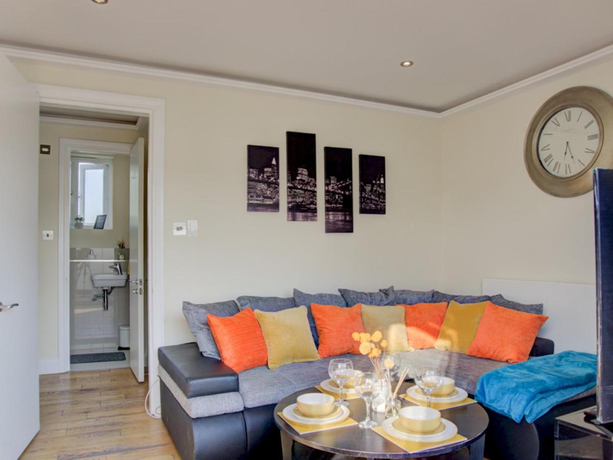 Pass The Keys Lovely 2-bedroom Flat With Balcony And Great Views Apartment London