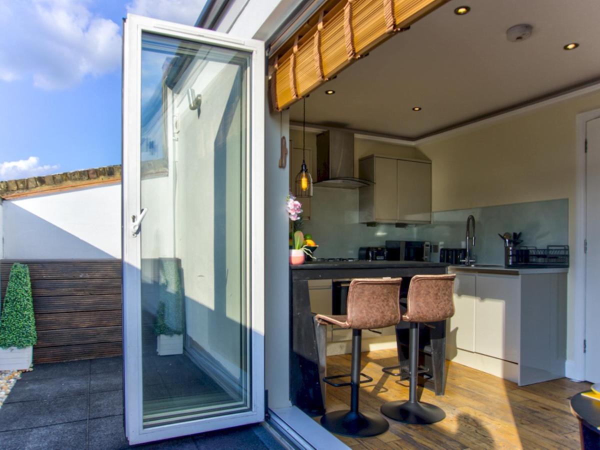 Pass The Keys Lovely 2-bedroom Flat With Balcony And Great Views Apartment London