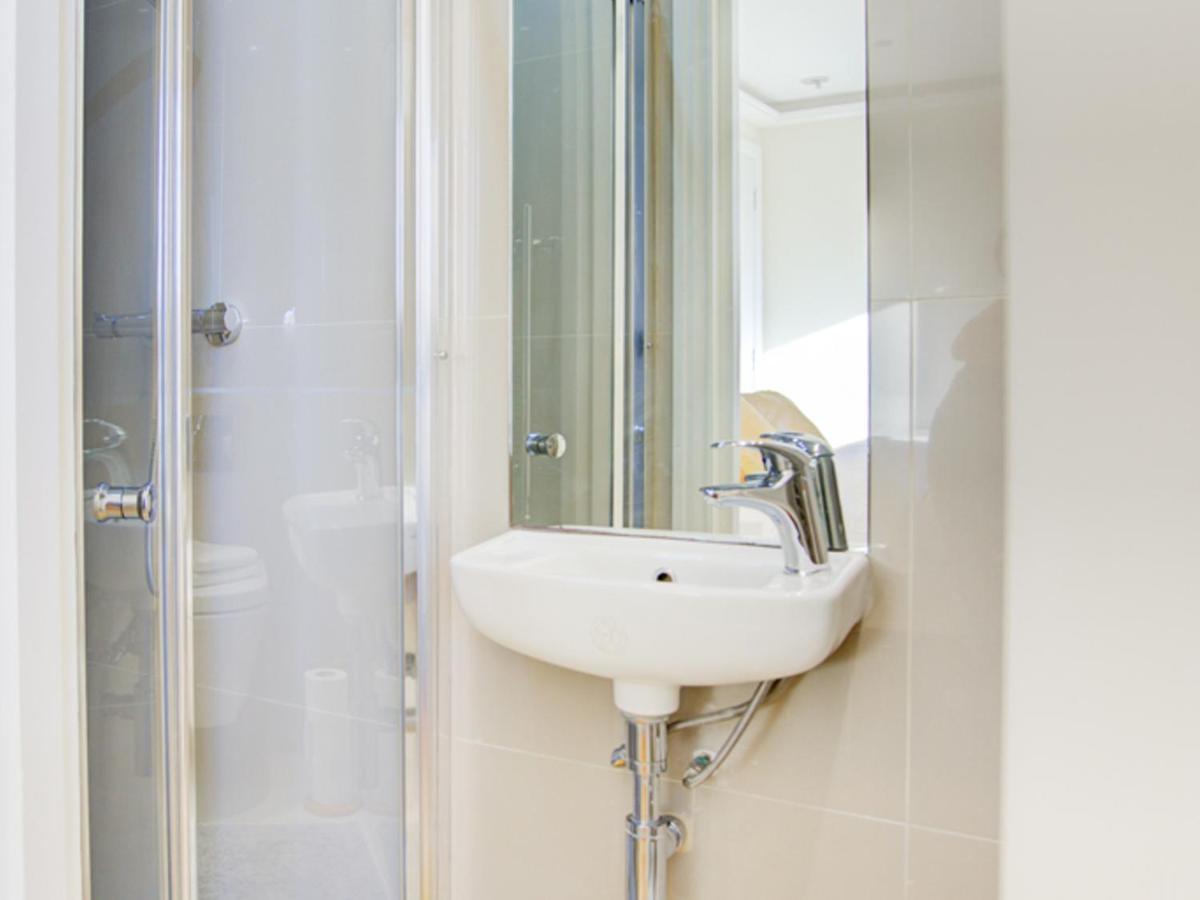 Pass The Keys Lovely 2-bedroom Flat With Balcony And Great Views * London