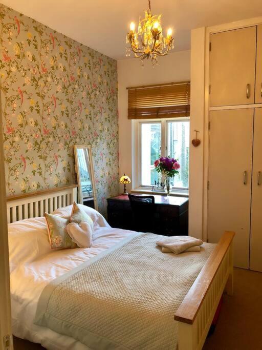 Spacious In The Heart Of Camden Town Apartment