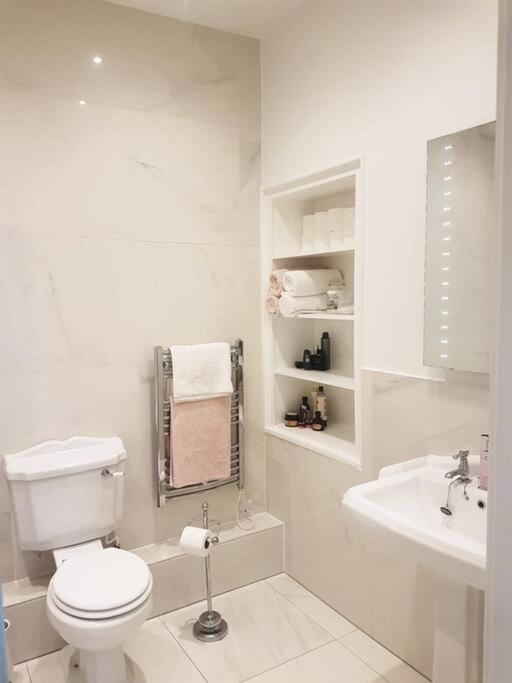 Spacious In The Heart Of Camden Town Apartment London