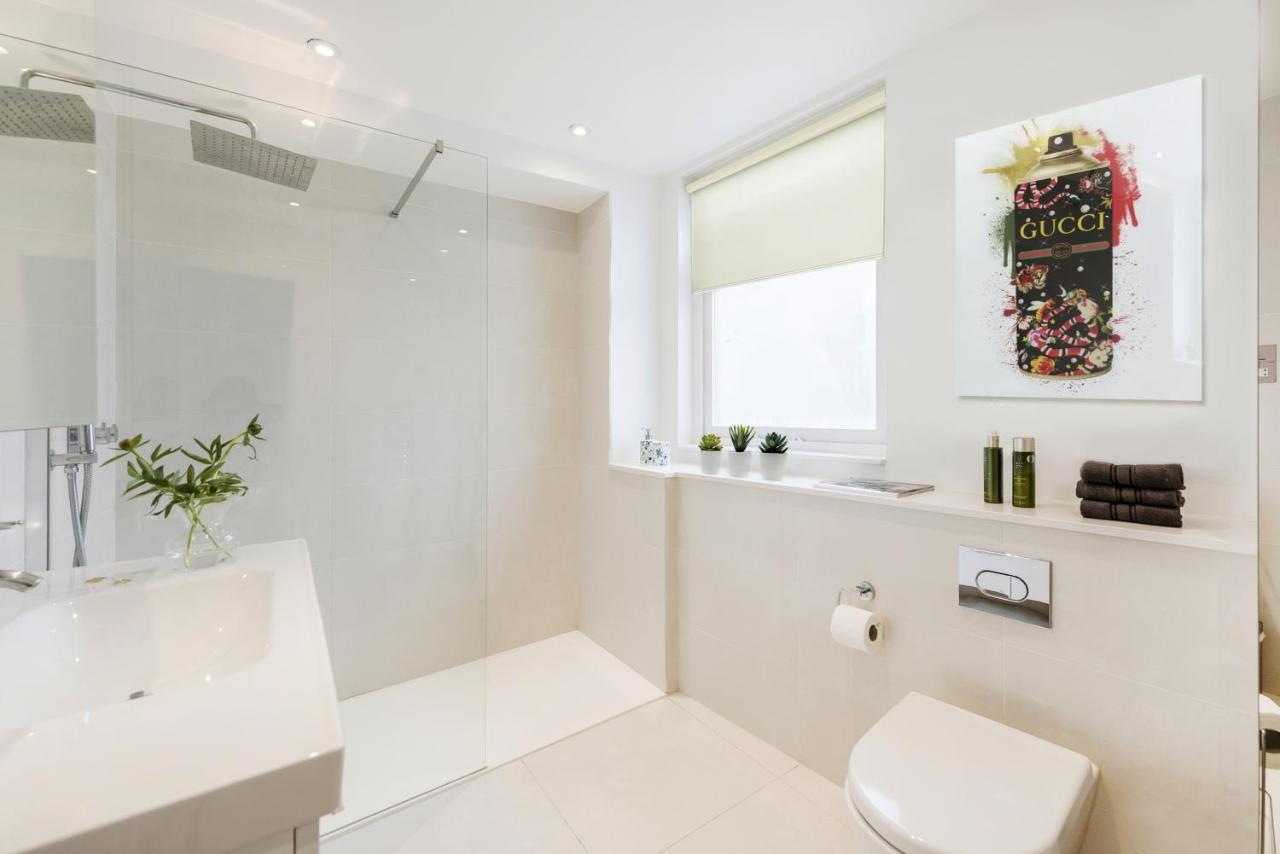 Explore The Exquisite West-end From A Harrods Family And Couple * London