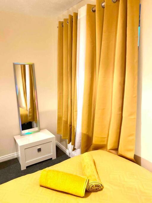 Smartrips Beckton Townhouse With Parking Apartment London