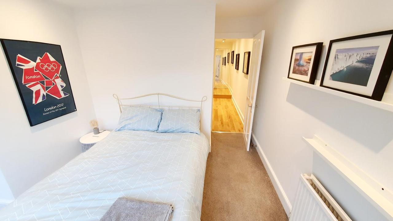 Lovely 2 Bedroom Period Garden Flat. Apartment