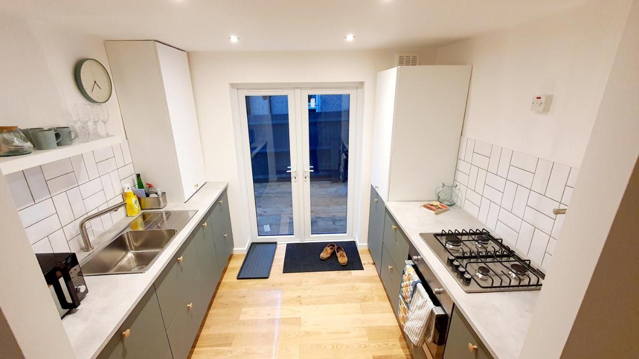 Lovely 2 Bedroom Period Garden Flat. Apartment London