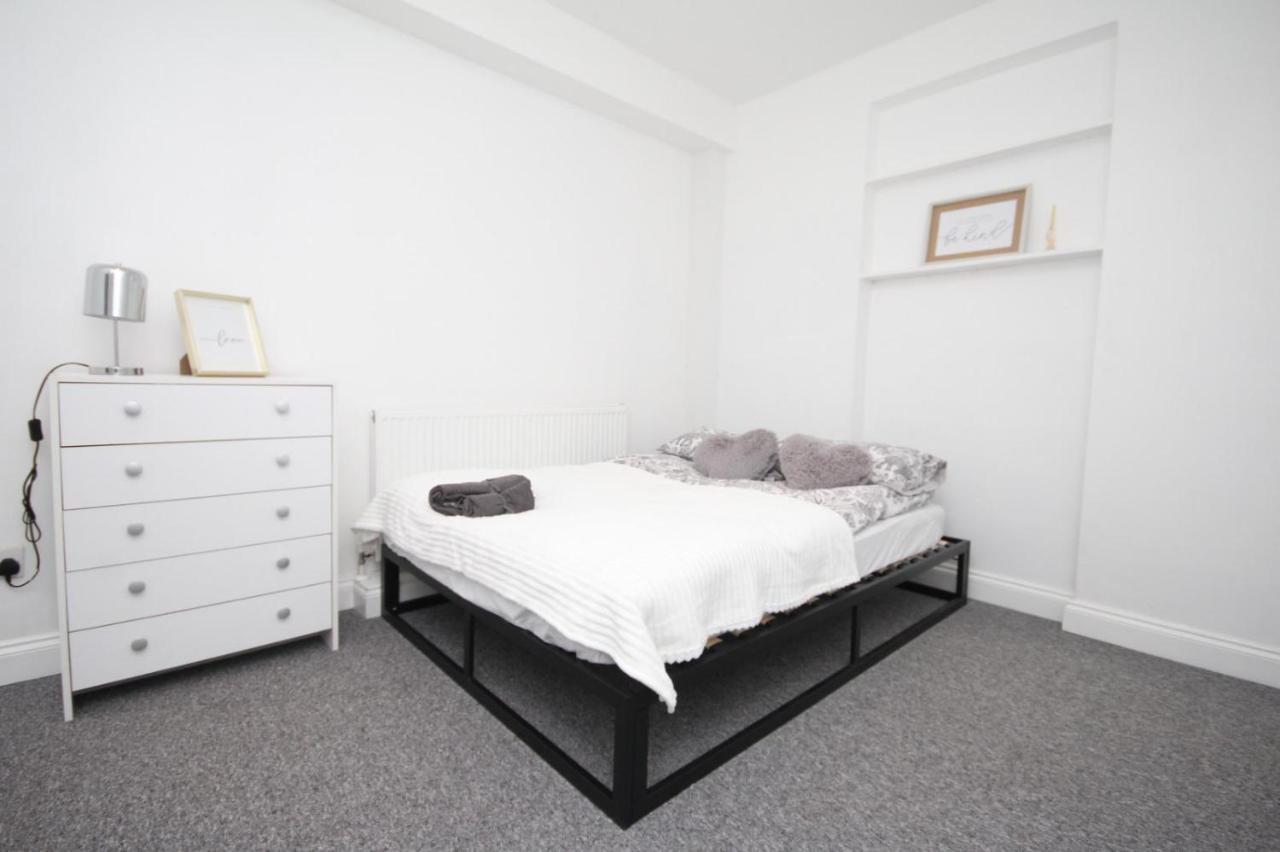 Apartment Lovely 3 Bed Spacious Flat In *