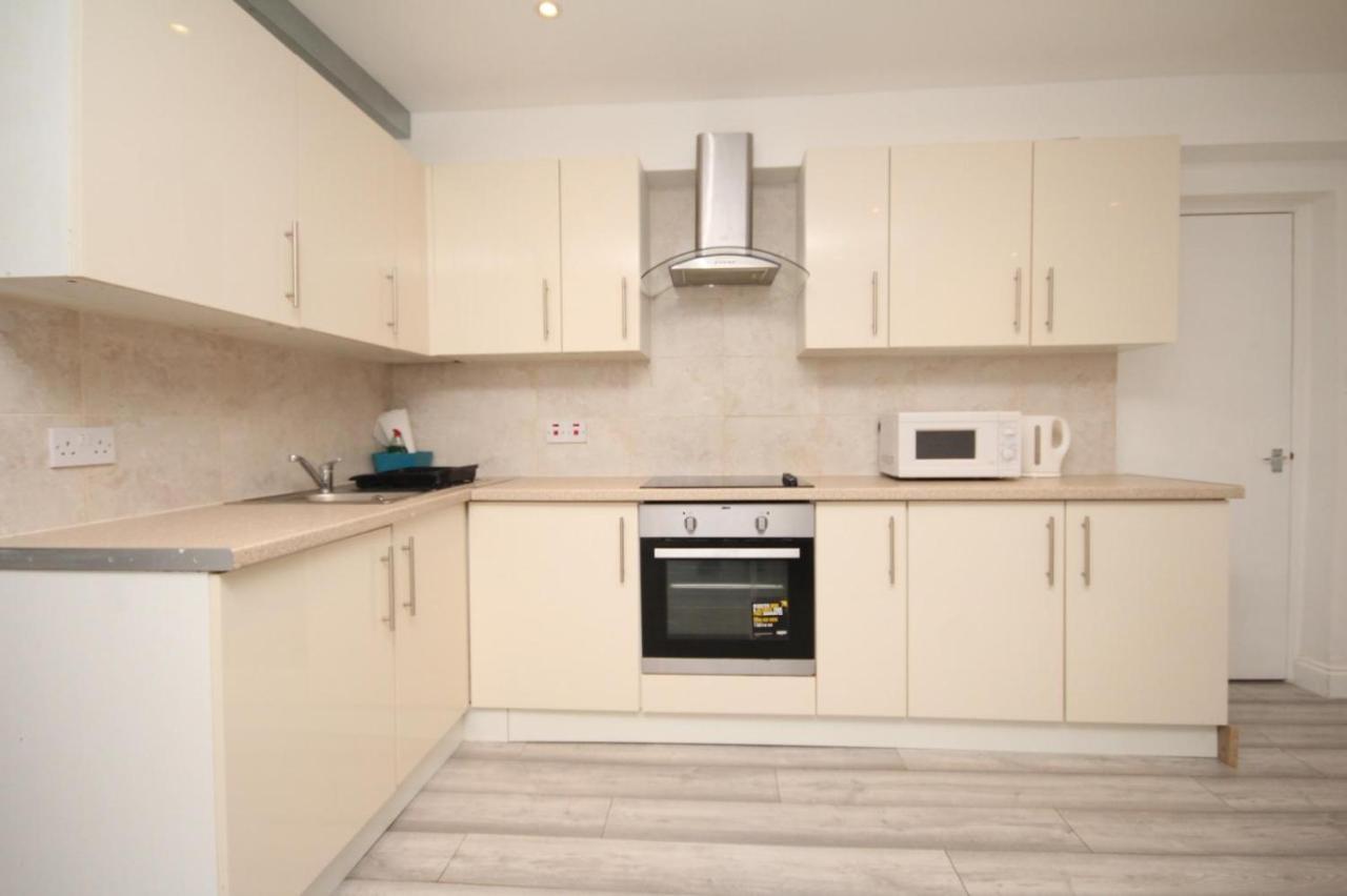 Lovely 3 Bed Spacious Flat In London