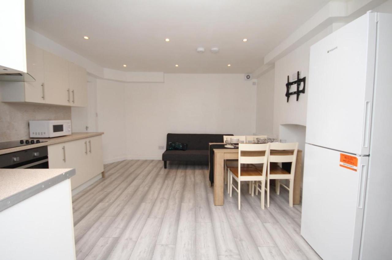Lovely 3 Bed Spacious Flat In Apartment