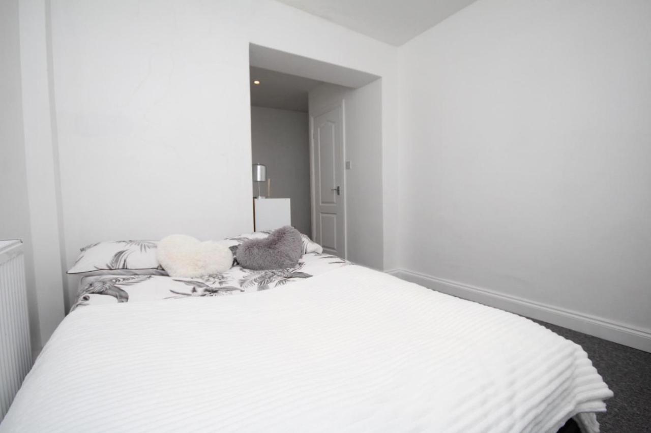 Apartment Lovely 3 Bed Spacious Flat In *
