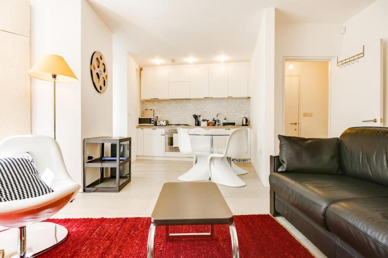 Stylish Bright W Private Garden Apartment London