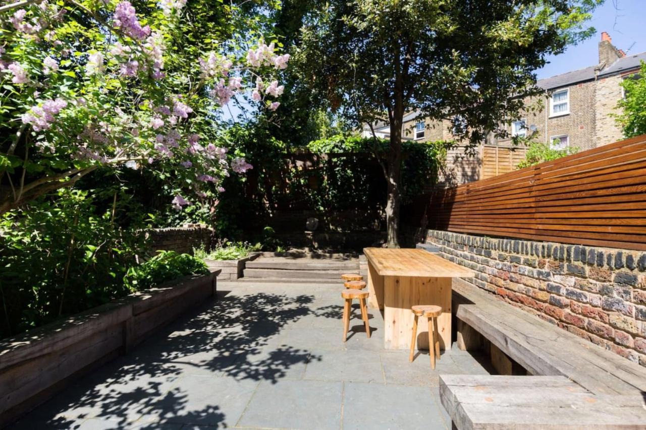Stylish Bright W Private Garden Apartment London