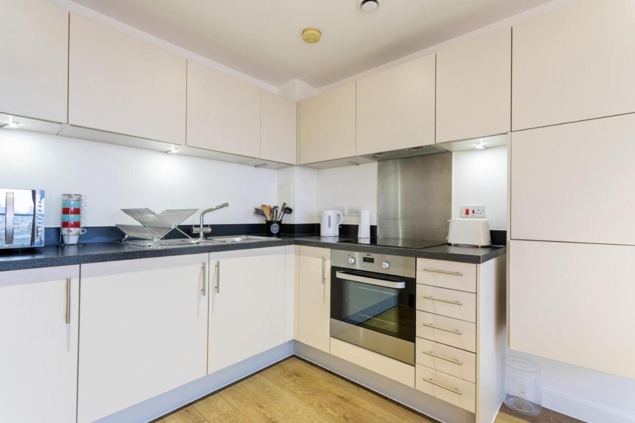 Modern 1 Bedroom Near Canary Wharf With Balcony London