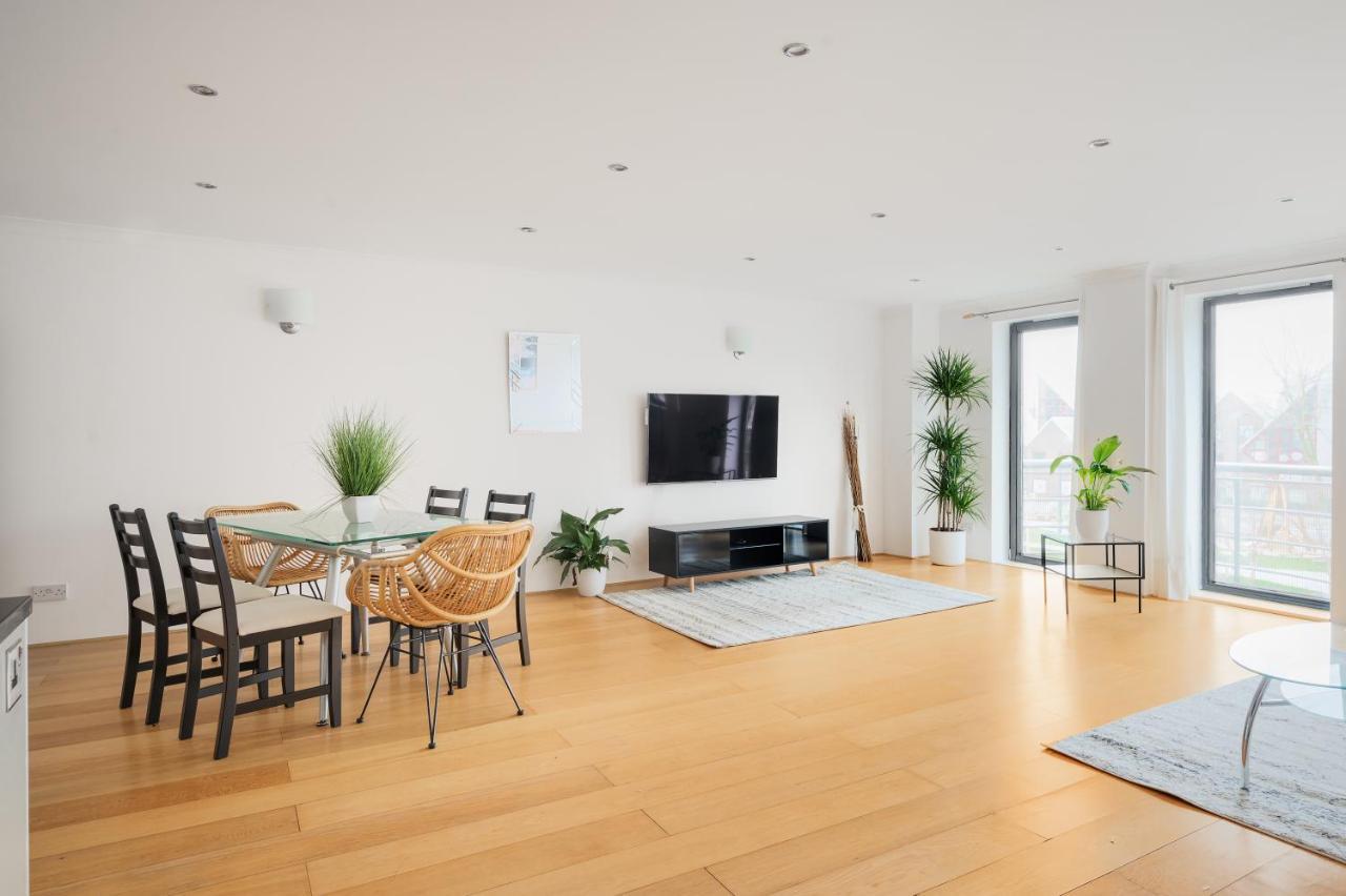 Apartamento Riverside Two Bedroom In Canary Wharf Londres