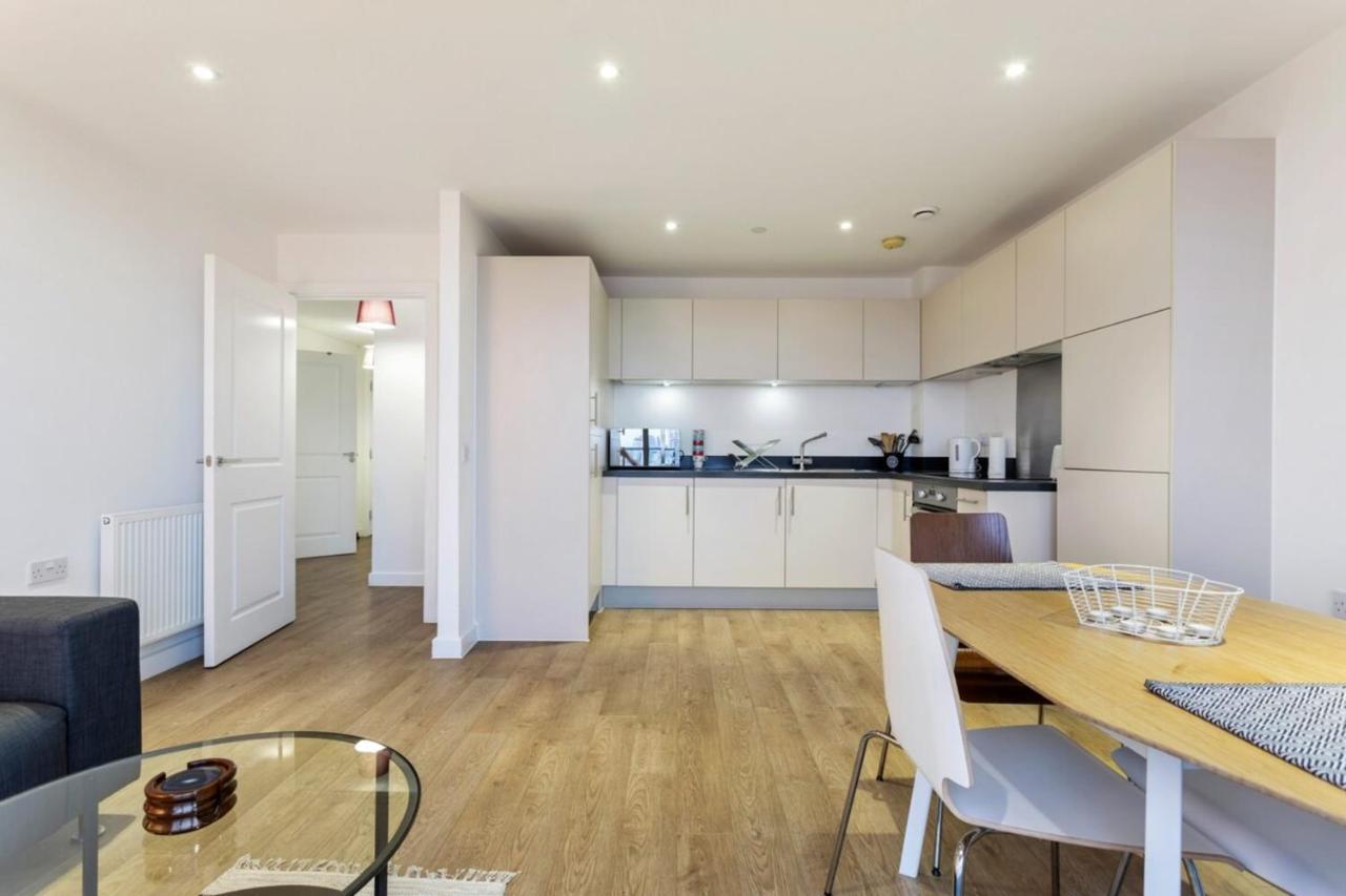 Modern 1 Bedroom Near Canary Wharf With Balcony Apartment