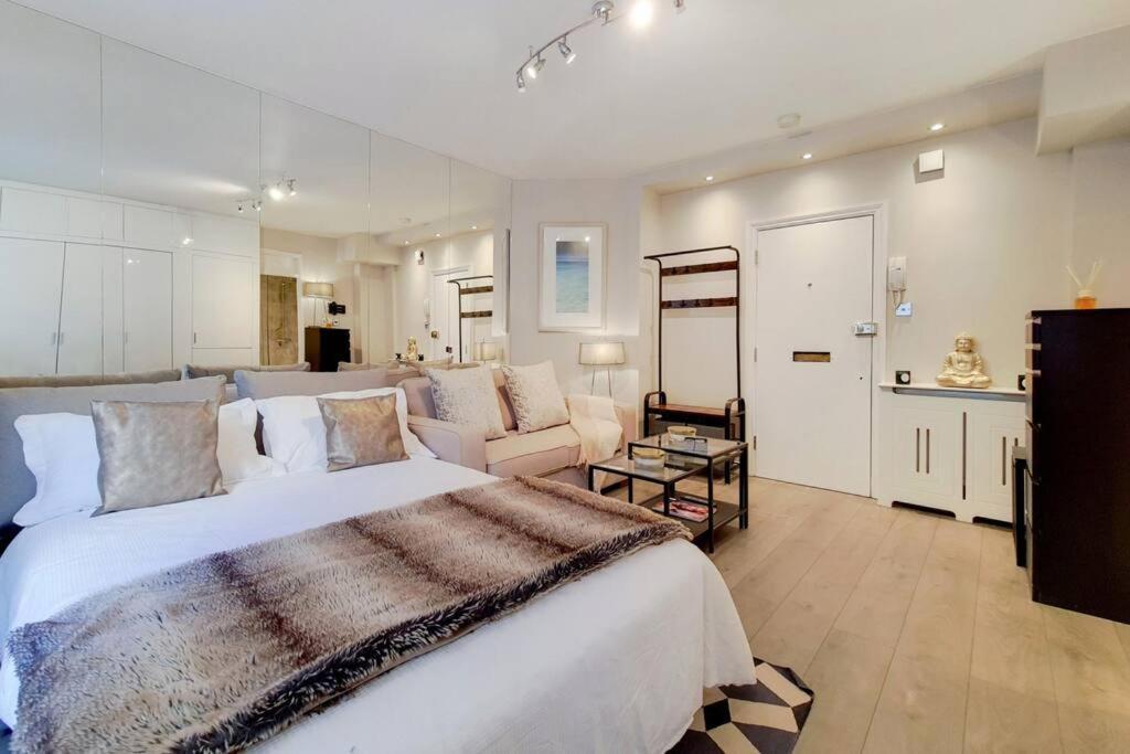 Stylish Knightsbridge Studio, Steps From Harrods. Apartamento