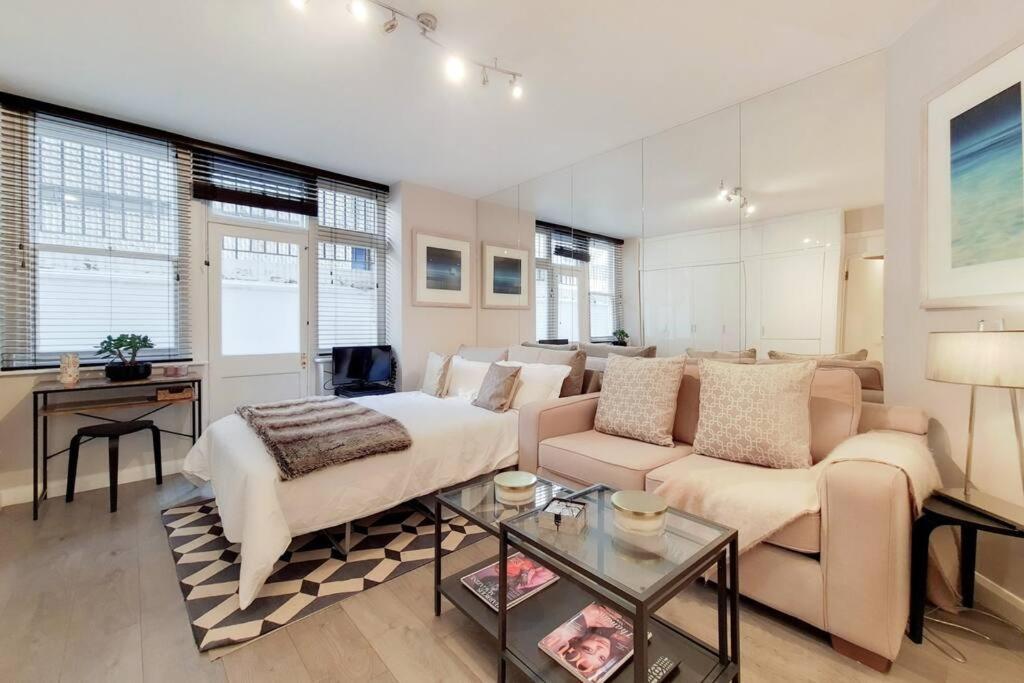 Stylish Knightsbridge Studio, Steps From Harrods. *