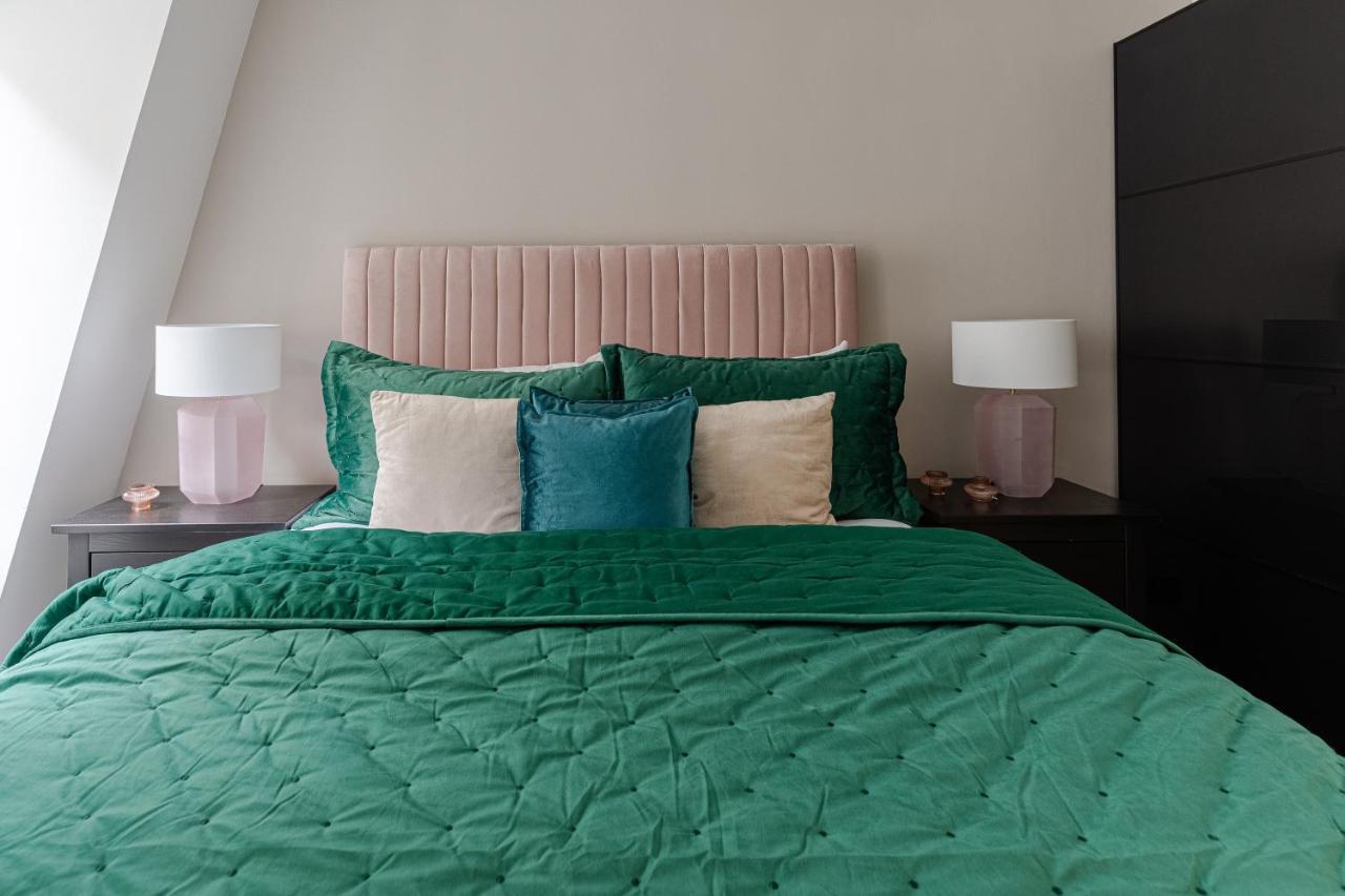 Explore The Exquisite West-end From A Harrods Family And Couple London