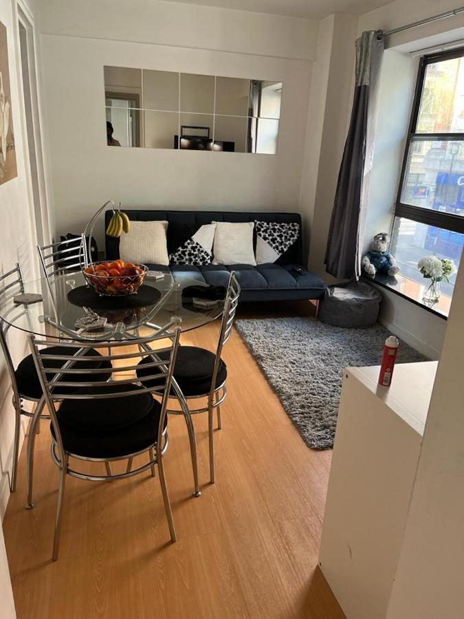 Stunning Oxford Street Furnished Apartment *