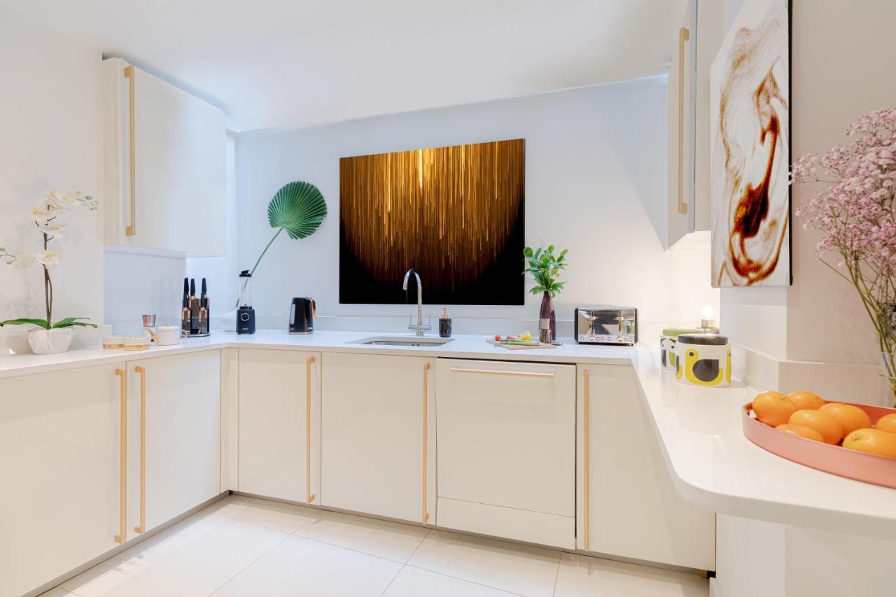 Explore The Exquisite West-end From A Harrods Family And Couple *