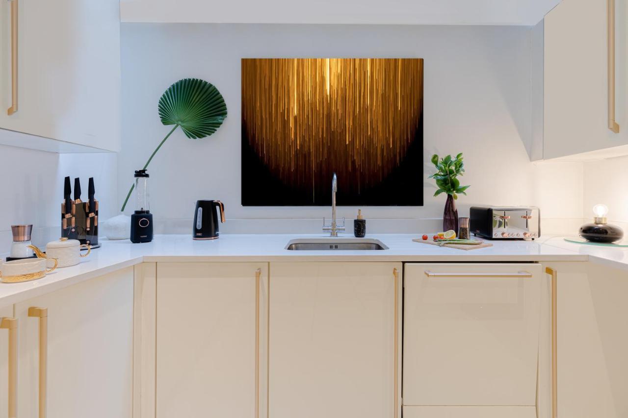 Explore The Exquisite West-end From A Harrods Family And Couple *