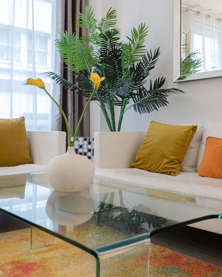 Explore The Exquisite West-end From A Harrods Family And Couple Apartment London