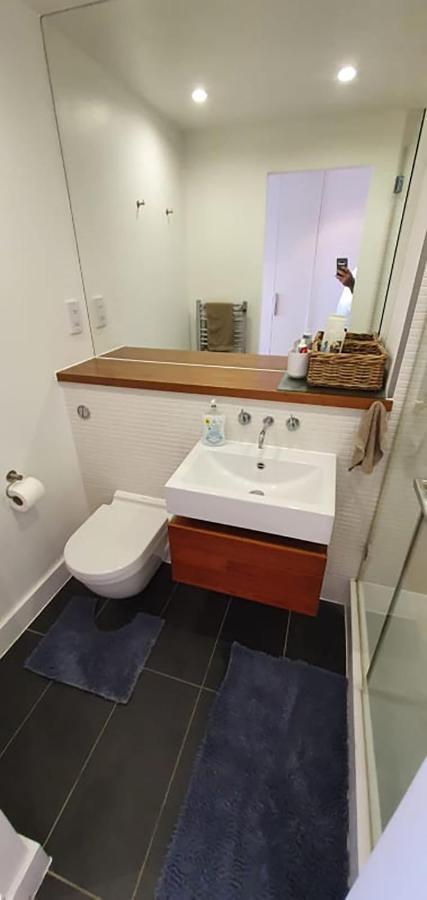 Bright & Spacious Double Bedroom With Ensuite And Concierge! Paid Parking Available *