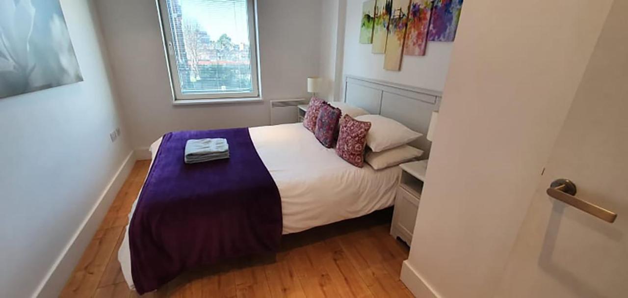Bright & Spacious Double Bedroom With Ensuite And Concierge! Paid Parking Available * London