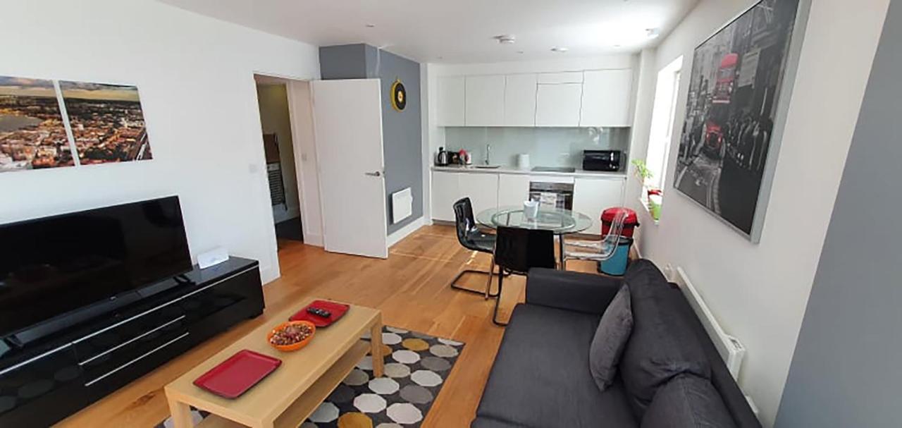 Apartment Bright & Spacious Double Bedroom With Ensuite And Concierge! Paid Parking Available