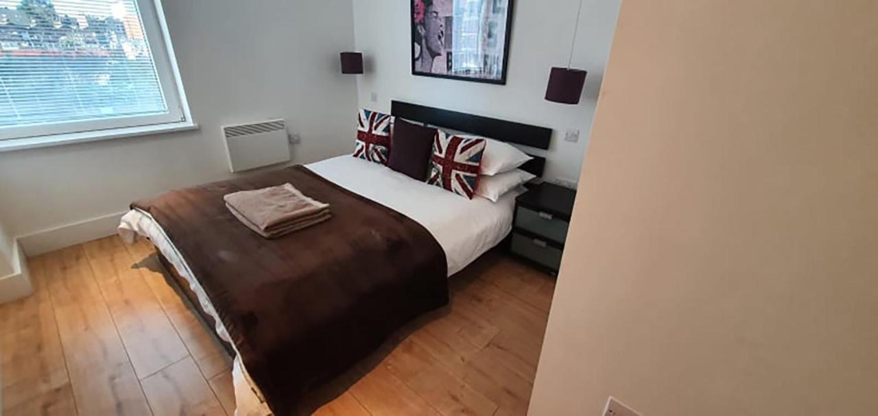 Bright & Spacious Double Bedroom With Ensuite And Concierge! Paid Parking Available Apartment *